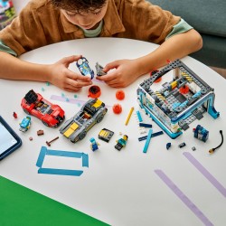 LEGO City 60497 Autolavaggio Drive-In Giocattolo con 2 Modellini di Auto, Funzione di Lavaggio e 4 Minifigure, Regalo da 6+