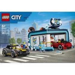 LEGO City 60497 Autolavaggio Drive-In Giocattolo con 2 Modellini di Auto, Funzione di Lavaggio e 4 Minifigure, Regalo da 6+