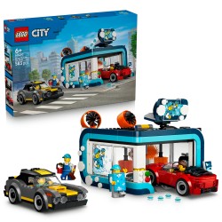 LEGO City 60497 Autolavaggio Drive-In Giocattolo con 2 Modellini di Auto, Funzione di Lavaggio e 4 Minifigure, Regalo da 6+