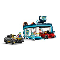 LEGO City 60497 Autolavaggio Drive-In Giocattolo con 2 Modellini di Auto, Funzione di Lavaggio e 4 Minifigure, Regalo da 6+