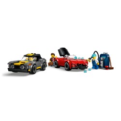LEGO City 60497 Autolavaggio Drive-In Giocattolo con 2 Modellini di Auto, Funzione di Lavaggio e 4 Minifigure, Regalo da 6+