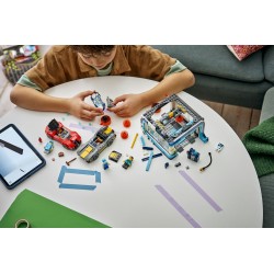 LEGO City 60497 Autolavaggio Drive-In Giocattolo con 2 Modellini di Auto, Funzione di Lavaggio e 4 Minifigure, Regalo da 6+
