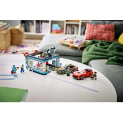 LEGO City 60497 Autolavaggio Drive-In Giocattolo con 2 Modellini di Auto, Funzione di Lavaggio e 4 Minifigure, Regalo da 6+