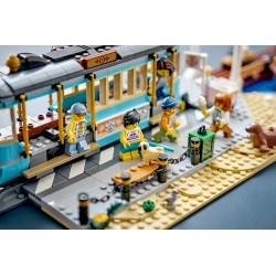 LEGO City Classic 60506 Tram Classico della Spiaggia, Treno Giocattolo con Binari e Scena di Strada, Regalo per Bambini da 7+