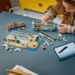LEGO City Classic 60506 Tram Classico della Spiaggia, Treno Giocattolo con Binari e Scena di Strada, Regalo per Bambini da 7+