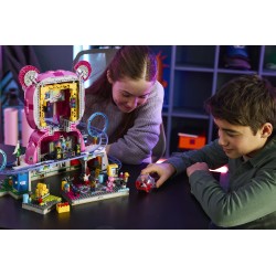 LEGO Fortnite 77082 Tana Strana, Giocattolo con Modello di Parco Giochi e 6 Minifigure, Regalo per Gamer Bambini da 12 Anni