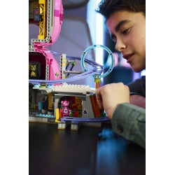 LEGO Fortnite 77082 Tana Strana, Giocattolo con Modello di Parco Giochi e 6 Minifigure, Regalo per Gamer Bambini da 12 Anni