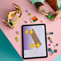 LEGO Friends 42682 Cabina Glamping nella Natura, Casa Giocattolo con 2 Mini Bamboline, Gatto e Accessori, Regalo Bambini 6+