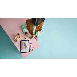LEGO Friends 42682 Cabina Glamping nella Natura, Casa Giocattolo con 2 Mini Bamboline, Gatto e Accessori, Regalo Bambini 6+