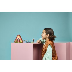 LEGO Friends 42682 Cabina Glamping nella Natura, Casa Giocattolo con 2 Mini Bamboline, Gatto e Accessori, Regalo Bambini 6+