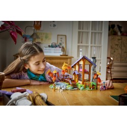 LEGO Friends 42705 Baita nella Foresta Autunnale, Casa Giocattolo con 4 Mini Bamboline, 2 Animali e Accessori, Regalo da 9+