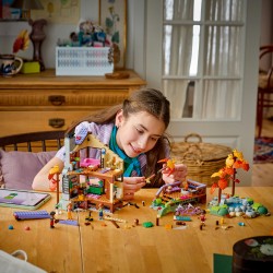 LEGO Friends 42705 Baita nella Foresta Autunnale, Casa Giocattolo con 4 Mini Bamboline, 2 Animali e Accessori, Regalo da 9+