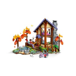 LEGO Friends 42705 Baita nella Foresta Autunnale, Casa Giocattolo con 4 Mini Bamboline, 2 Animali e Accessori, Regalo da 9+
