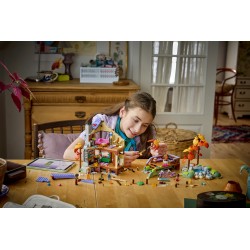 LEGO Friends 42705 Baita nella Foresta Autunnale, Casa Giocattolo con 4 Mini Bamboline, 2 Animali e Accessori, Regalo da 9+