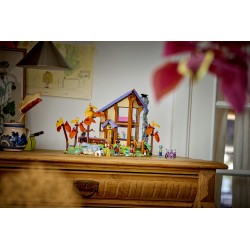 LEGO Friends 42705 Baita nella Foresta Autunnale, Casa Giocattolo con 4 Mini Bamboline, 2 Animali e Accessori, Regalo da 9+