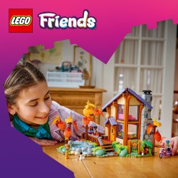 LEGO Friends 42705 Baita nella Foresta Autunnale, Casa Giocattolo con 4 Mini Bamboline, 2 Animali e Accessori, Regalo da 9+