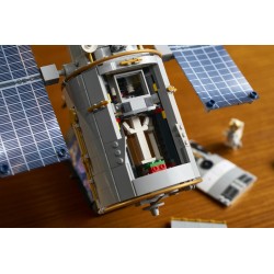LEGO Icons 11382 Telescopio Spaziale Hubble, Kit di Modellismo STEM 3D per Adulti, Regalo Fai da Te per i Fan dell'Astronomia