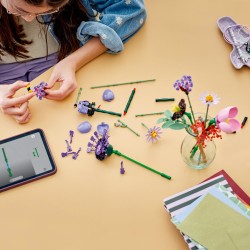 LEGO Botanicals & Editions 11507 Bouquet di Fiori di Olivia Rodrigo con 11 Fiori Artificiali, Idea Regalo per Bambine da 9+