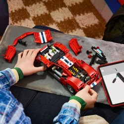 LEGO Technic 42235 Auto Ferrari 488 PISTA, Macchina Giocattolo con Motore V8, Sterzo e Differenziale, Regalo per Bambini 9+