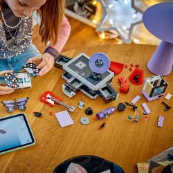 LEGO Editions 43030 La Valigetta Segreta di Olivia Rodrigo, Valigia Giocattolo con Microfono, Disco, Megafono, TV, Regalo 10+