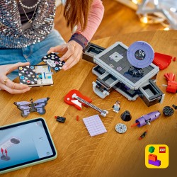 LEGO Editions 43030 La Valigetta Segreta di Olivia Rodrigo, Valigia Giocattolo con Microfono, Disco, Megafono, TV, Regalo 10+
