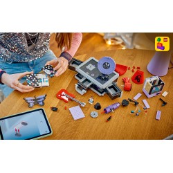 LEGO Editions 43030 La Valigetta Segreta di Olivia Rodrigo, Valigia Giocattolo con Microfono, Disco, Megafono, TV, Regalo 10+