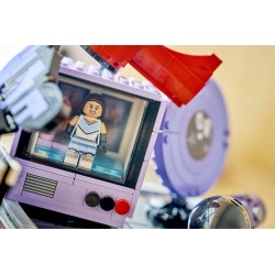 LEGO Editions 43030 La Valigetta Segreta di Olivia Rodrigo, Valigia Giocattolo con Microfono, Disco, Megafono, TV, Regalo 10+