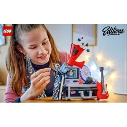 LEGO Editions 43030 La Valigetta Segreta di Olivia Rodrigo, Valigia Giocattolo con Microfono, Disco, Megafono, TV, Regalo 10+