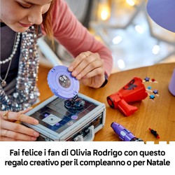 LEGO Editions 43030 La Valigetta Segreta di Olivia Rodrigo, Valigia Giocattolo con Microfono, Disco, Megafono, TV, Regalo 10+