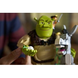 LEGO 72423 Shrek, Ciuchino e Gatto con gli Stivali, Kit Modellismo per Adulti da Esposizione con 3 Personaggi, Regalo per Fan