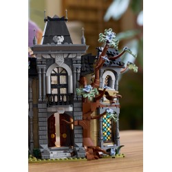 LEGO Icons 11383 Maniero della Sindaca, Modellino di Casa per Adulti con Interni in Stile Gotico e 3 Minifigure, Idea Regalo