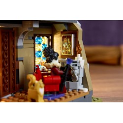 LEGO Icons 11383 Maniero della Sindaca, Modellino di Casa per Adulti con Interni in Stile Gotico e 3 Minifigure, Idea Regalo