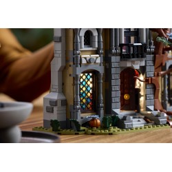 LEGO Icons 11383 Maniero della Sindaca, Modellino di Casa per Adulti con Interni in Stile Gotico e 3 Minifigure, Idea Regalo