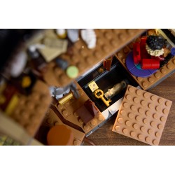 LEGO Icons 11383 Maniero della Sindaca, Modellino di Casa per Adulti con Interni in Stile Gotico e 3 Minifigure, Idea Regalo