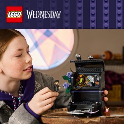 LEGO Wednesday 76787 Zaino di Mercoledì, Giocattolo con Portafoto, Mini Bambolina e Figura di Mano, Regalo per Bambini da 9+