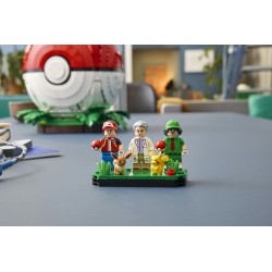 LEGO Pokémon 72154 Momenti Allenatore Iconici: Poké Ball, Kit per Adulti con Pikachu, Eevee e 2 Minifigure, Regalo per Gamer