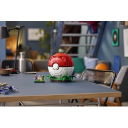 LEGO Pokémon 72154 Momenti Allenatore Iconici: Poké Ball, Kit per Adulti con Pikachu, Eevee e 2 Minifigure, Regalo per Gamer
