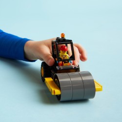 LEGO 60401 City Apisonadora de Juguete, Maqueta de Camión y Minifigura